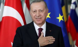 El presidente de Turquía, Tayyip Erdogan, en una foto de marzo de 2020 en Bruselas, donde se reunión con el presidente del Consejo Europeo,  Charles Michel. REUTERS/Yves Herman