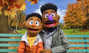 Dos nuevos muppets de "Barrio Sésamo", Wes y Elijah, protagonizan la nueva serie "ABC de la alfabetización racial".