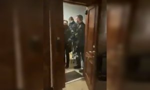 Imagen del momento en el que la Policía entra en una vivienda donde se producía una fiesta ilegal.