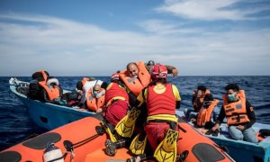 El Open Arms rescata un barco con 38 migrantes.