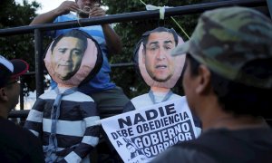 Fotografía de archivo fechada el 25 de octubre 2019 que muestra a manifestantes mientras cuelgan representaciones del presidente hondureño Juan Orlando Hernández (d) y su hermano Juan Antonio "Tony" Hernández (i) durante una protesta en Tegucigalpa (Hondu