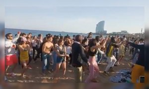 "Esto es insostenible ya": con la cuarta ola en ciernes, un vídeo de decenas de personas bailando en la playa de Barcelona desata la polémica