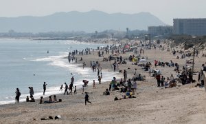 Cientos de personas pasean y toman en sol en las playas de la Dehesa de El Saler, en València, durante el Sábado Santo.