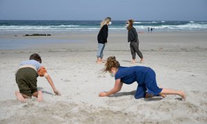 03/04/2021.- Dos niños juegan en la Playa das Salseiras, a 3 de abril de 2021, en el municipio de A Laracha, A Coruña. M. Dylan / Europa Press