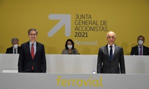 El presidente de Ferrovial, Rafael del Pino (d.), y el consejero delegado, Ignacio Madridejos, durante la junta de accionistas de la constructora.