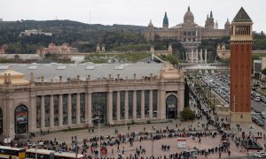 11/04/2021. Cientos de ciudadanos peruanos guardan cola para votar en las elecciones presidenciales de Perú, este domingo en Barcelona. - EFE