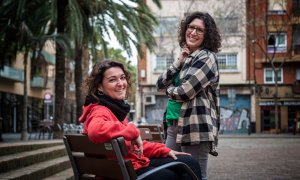 Maria Campuzano, portaveu de l'APE, i Lucía Delgado, portaveu de la PAH Barcelona, al barri d'Hostafrancs, a Barcelona.