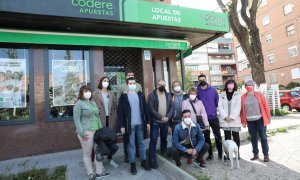 La portavoz de Más Madrid en el Ayuntamiento, Rita Maestre, posa con miembros de una Asociación de Vecinos de Aluche durante una visita realizada por el distrito de Latina, a 14 de abril de 2021. —