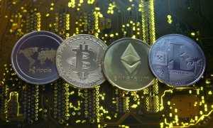 Representaciones de las monedas virtuales Ripple, bitcoin, etherum y Litecoin, sobre una placa base de un ordenador. REUTERS/Dado Ruvic/Ilustración