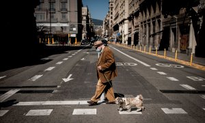21/03/2021.- Un hombre camina junto a su perro por las calles de Barcelona. Jordi Boixareu / ZUMA Wire / Dpa
