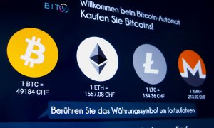 Los tipos de cambio y los logotipos de Bitcoin (BTH), Ether (ETH), Litecoin (LTC) y Monero (XMR), en la pantalla de un cajero automático de criptomonedas, en Zúrich (Suiza). REUTERS / Arnd Wiegmann