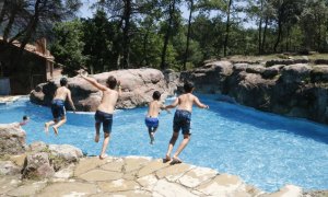 Pla general dels nens tirant-se a la piscina de la casa de colònies. Imatge del 25 de juny del 2020.