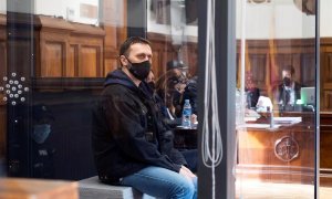 El serbio Norbert Feher, más conocido como Igor el Ruso, asiste desde una cabina de seguridad a una sesión de su juicio por tres asesinatos cometidos el 14 de diciembre de 2017.