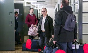 Jordi Sànchez, Jordi Cuixart, Jordi Turull i Oriol Junqueras carregant unes bosses el dia del seu trasllat a Madrid pel judici de l'1-O l'1 de febrer de 2019.