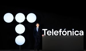 El reelegido presidente de Telefónica, José María Álvarez-Pallete, posa con la nueva imagen corporativa de la operadora.