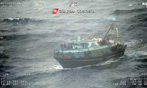 La Guardia Costera italiana ha rescatado una barca con más de 100 personas a bordo, incluidos varios menores, que fue escoltada y remolcada hoy hasta el puerto de Roccella Ionica (Calabria, sur) en vista de las pésimas condiciones meteorológicas de las úl