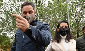 El presidente de Vox, Santiago Abascal, interviene en un acto de campaña junto a la candidata a la Comunidad de Madrid, Rocío Monasterio.