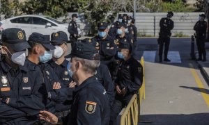 Varios policías nacionales acuden a recibir la primera dosis de la vacuna de AstraZeneca en el Hospital la Fe, en Valencia, País Valencià(España), a 24 de marzo de 2021.