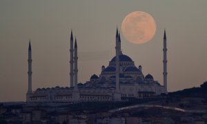 La luna llena, también conocida como Superluna, se eleva sobre la mezquita Camlica en Estambul, Turquía, el 26 de abril de 2021. REUTERS / Murad Seze