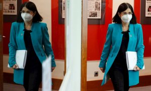 La ministra de Sanidad, Carolina Darias, aparece reflejada en una espejo a su llegada a la rueda de prensa tras el Consejo Interterritorial del Sistema Nacional de Salud, este miércoles en Moncloa, Madrid.