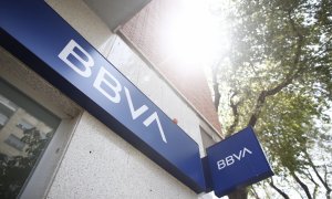 19/07/2019. Imagen de archivo del nuevo logo del BBVA en una oficina del banco, en Madrid. - Europa Press