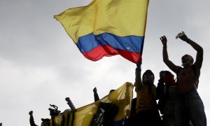 Manifestantes durante las protestas en Colombia por la reforma tributaria, que ha sido retirada.