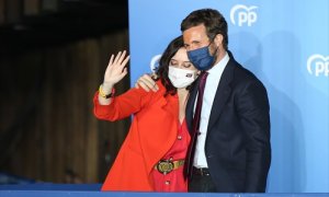 La presidenta de la Comunidad de Madrid y candidata a la reelección por el PP, Isabel Díaz Ayuso; y el líder del PP, Pablo Casado, saludan para celebrar los primeros sondeos en la sede del partido durante la jornada electoral, a 4 de mayo de 2021, en la S