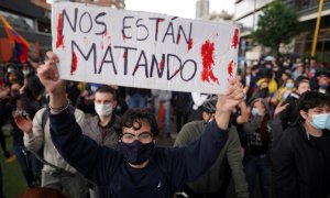 Un manifestante con una pancarta en la que se puede leer "Nos están matando" durante la protesta en Bogotá, Colombia, del pasado 4 de mayo.