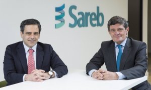 El nuevo presidente de la Sareb, Javier García del Río (izq), con su predecesor, Jaime Echegoyen.