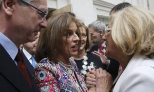La hasta ahora alcaldesa de Madrid Ana Botella felicita, en presencia de Alberto Ruiz-Gallardón, a su sucesora Manuela Carmena, de Ahora Madrid, tras el acto de investidura.