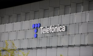 El nuevo logo de Telefónica, en su sede en la zona norte de Madrid. E.P./Jesús Hellín