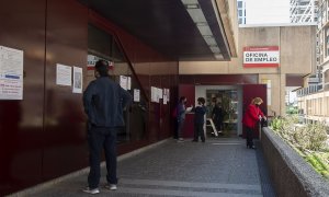 Varias personas en la puerta de una oficina del SEPE el día en el que se han conocido los datos de paro de abril, a 5 de mayo de 2021, en Madrid (España).