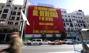 "En Madrid somos de derecha y de revés": la llamativa lona que anuncia la Copa Davis en la Gran Vía de Madrid