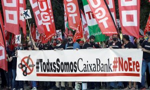 Concentración de trabajadores de Caixabank que protestan contra el ERE en el banco, ante las puertas del Palacio de Congresos de Valencia donde se celebra la junta de accionistas de la entidad, la primera desde que se hiciera efectiva la fusión con Bankia