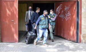 Un grupo de agentes de la Unidad Central Operativa de la Guardia Civil (UCO), durante un registro en el domicilio del subdelegado del Gobierno en Valencia, Rafael Rubio, a 13 de mayo de 2021, en Valencia.