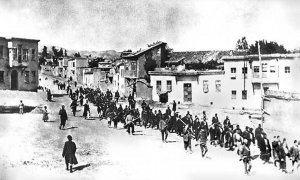 Una columna de armenios es llevada a un campo de prisioneros por soldados otomanos, abril de 1915.