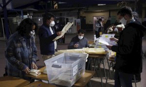 Funcionarios cierran las urnas e inician el escrutinio de votos, en el cierre de las elecciones locales y constituyentes, en Santiago de Chile. EFE/ Alberto Valdéz Gómez