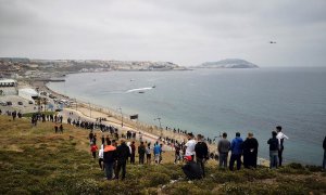 Cientos de personas continúan dirigiéndose este martes desde la localidad de Fnideq (Castillejos) para cruzar hacia Ceuta este martes 18 de mayo de 2021.