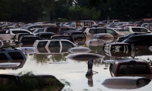Coches sumergidos bajo el agua después de las inundaciones provocadas por el huracán Iota en La Lima, Honduras, en noviembre de 2020.