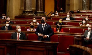 21/05/2021.- EEl candidato de ERC a la presidencia de la Generalitat, Pere Aragonès, vota al final de la segunda jornada del debate de investidura celebrada en el Parlament este viernes. EFE/Alberto Estévez