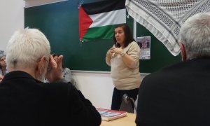 Imagen de archivo de una charla sobre Palestina impartida por Juana Ruiz en la asociación Ateneu del Mon. - Cedida