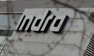 El logo de Indra en su sede en Alcobendas, en las afueras de Madrid. REUTERS/Sergio Pérez.