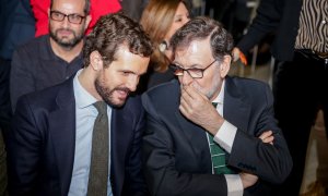 El presidente del Partido Popular, Pablo Casado; y el expresidente del Gobierno, Mariano Rajoy, hablan en el Círculo de Bellas Artes, en Madrid. Febrero de 2020.