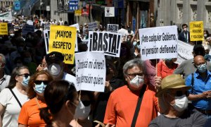 29/05/2021. Los manifestantes recorren la Puerta del Sol en protesta por unas pensiones dignas, este sábado en Madrid. - EFE