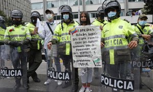 Una joven sostiene un cartel en favor de la Policía de Colombia, en Bogotá (Colombia). EFE/ Mauricio Dueñas Castañeda