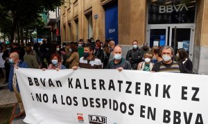 Trabajadores del BBVA se han concentrado este miércoles en San Sebastián, convocados por los sindicatos ELA, LAB y CGT , para denunciar "las amenazas de despidos que quiere realizar la Dirección".
