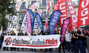 Representantes de trabajadores de Caixabank se concentran este lunes en Madrid en protesta por el rechazo de la dirección a sus propuestas sobre la reducción del número de despidos que prepara la entidad.