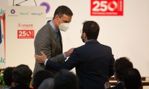 El presidente del Gobierno, Pedro Sánchez, saluda al president de la Generalitat, Pere Aragonés.