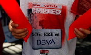 Detalle de la camiseta de uno de los manifestantes en las protestas contra los despidos en el BBVA. REUTERS/Susana Vera