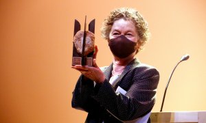 L'escriptora Maria Barbal amb el 53è Premi d’Honor de les Lletres Catalanes.